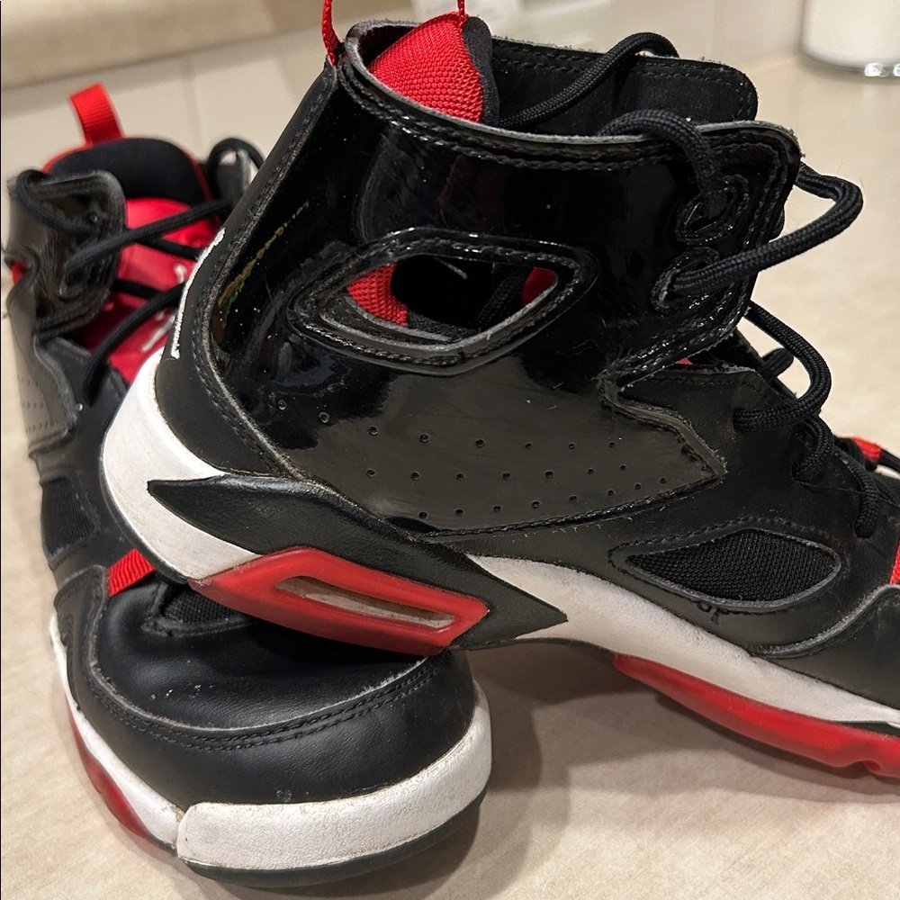 Jordan flight club shoes, size 4.5. Black and Red Kids High-Top Sneakers.